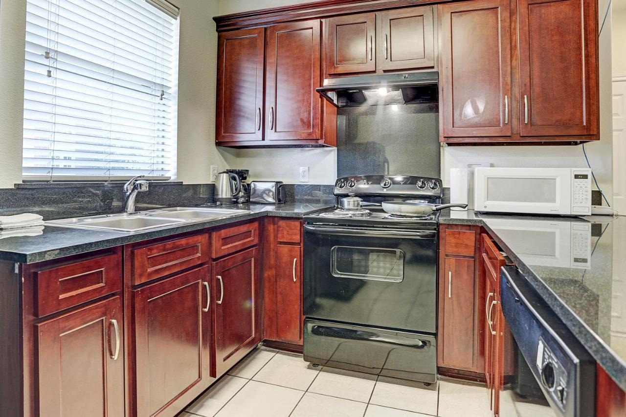 Villa Corporate 2 Bedroom Suite Furnished Condo ヒューストン エクステリア 写真